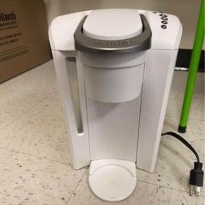 White Keurig Machine +3 rinse pods and descaler!
